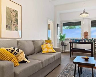 Gruppenapartment in München Platz für 16 Gäste Parkplatz - Múnich - Sala de estar