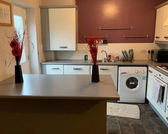 Holiday home in great location. - Manchester - Kitchen