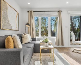 New Stylish 2br Suite | 7 Mins to Falls | Sleeps 6 - Niagara Falls - Living room
