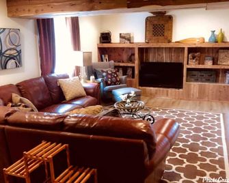 Great Views, Hike Onsite, Work Remotely, Huge Smart Tvs & Hot-Tub - Strasburg - Living room