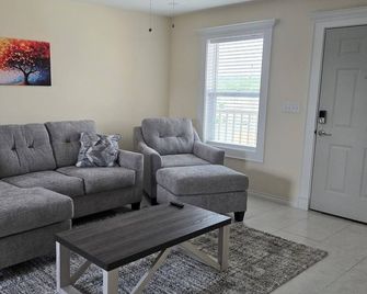 Charming 2-bedroom condo in fabulous Eagle Pass with AC, WiFi. - Eagle Pass - Olohuone