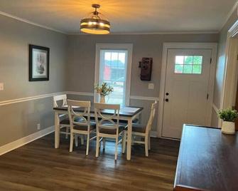 Charming 3-bedroom house 2 minutes from the Marh Park Arboretum in Madisonville - Madisonville - Eetruimte