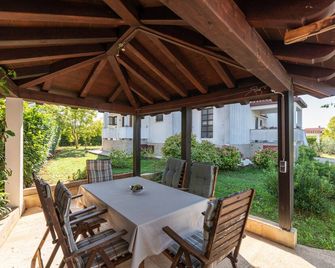 Apartment A2 for 3 person in Villa Falcon in the peaceful part of Funtana - Funtana - Innenhof