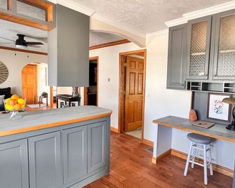 Cozy fully furnished home located steps away from Highland Park! - Kokomo - Kitchen