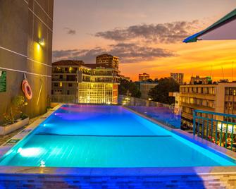 Holiday Inn DAR Es Salaam City Centre - Daressalam - Pool