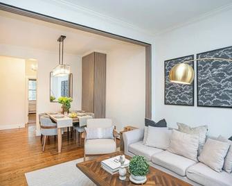 Urban chic right on the Brown University campus - Providence - Living room