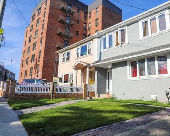 10 minute walk to the beach- Perfect vacation home - Queens - Building