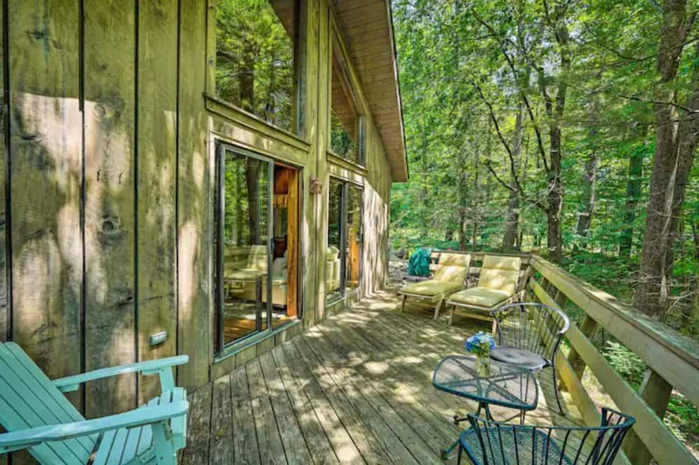 Serene Berkshires Cabin w/ Deck & Fire Pit!