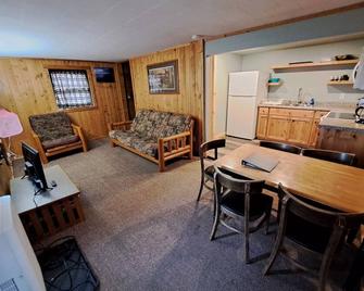 Cottage 6 Is Great For Family Gatherings, & Fishing On Lake Osakis! - Osakis - Dining room