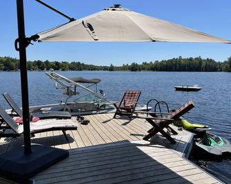 Modern Muskoka Retreat On Morrison Lake – Complete With 4 Bdrms & Hot Tub! - Muskoka - Patio
