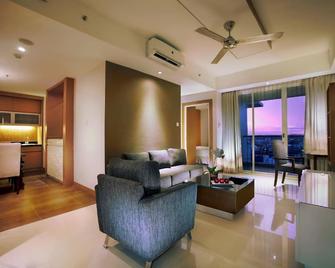 The Malibu Suites Balikpapan by Sissae Living - Balikpapan - Oturma odası