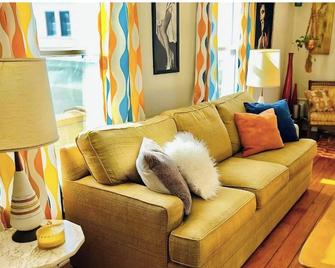 Retro & Modern Downtown w/ Deck, Fire Pit, Pac Man - Moline - Living room