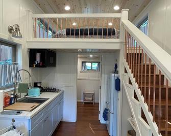 Tiny House with 2 lofts for sleeping. Just a mile from Grass Valley. - Grass Valley - Kitchen