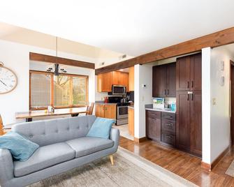 Quiet Home Minutes from Lake Galena & Eagle Ridge - Galena - Living room