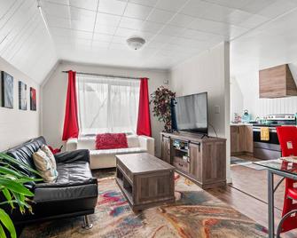 Beautifuly updated Seattle house w/hot tub & sauna - Tukwila - Living room