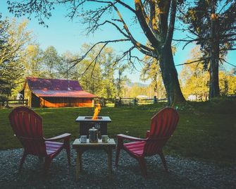 'Darla' the Glamping Trailer at Ashford Lodge - Ashford - Binnenhof