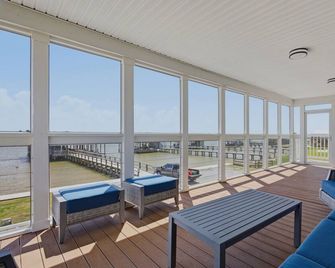 Waterfront Wonderland Fishing and Pier Camp - Hackberry - Balcony