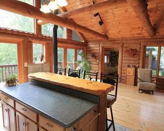 Cabin on the East Fork - Neillsville - Comedor
