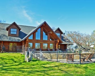 Family Friendly Lbj Log Retreat W/ Pool, Hot Tub - Kingsland - Building