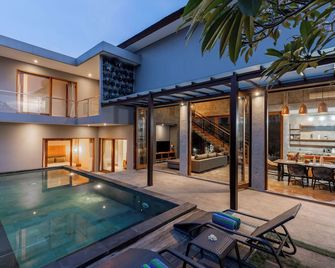 Soobali Niscala Villa 5 Bedroom - Denpasar - Piscina