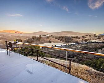 Beautifully Renovated Yellow Union Pacific Caboose, Tehachapi Overlooking Cable - Tehachapi - Balcony