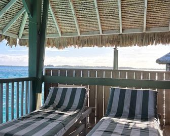 Gorgeous Over Water Bungalow in Bora Bora. Perfect spot Honeymooners & Families - Vaitape - Parveke