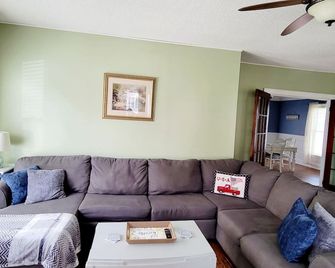 Cozy Red 1890 Home. Close to Watertown & Fort Drum. - Carthage - Sala de estar