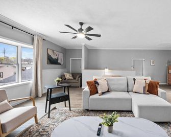 13mins To Nrg ⭑ Hottub ⭑ Firepit ⭑ Gameroom - Oak Hill - Living room