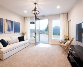 Escape The City And Come To This Mountain Apartment Where Adventure Awaits. - Woodland Park - Obývací pokoj