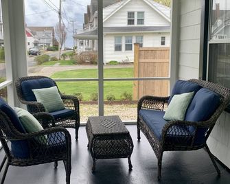 1 Block from Water - Welcoming 4 Bedroom Home - Madison Center - Binnenhof