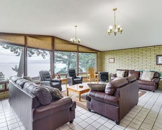 Flathead Lake Views Scenic and Spacious Retreat! - Bigfork - Living room