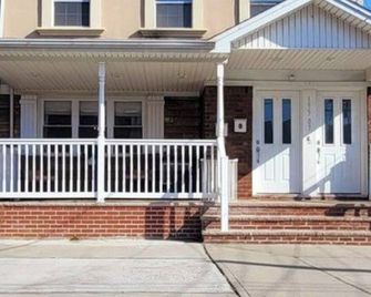 Bright & Cozy 3-Bedroom 2nd Floor Apartment Near Jfk & Casino - Queens - Edificio