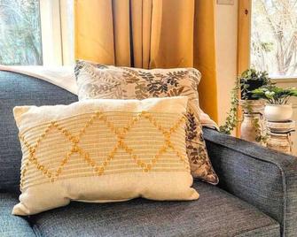 Chalet Bouleau Vacation Home - Cheticamp - Living room