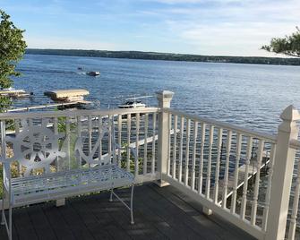 Owasco Lake Beach Front Home With Stunning Views - Auburn - Balcony