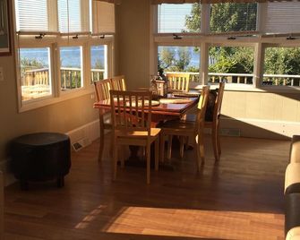 Jamestown Shores Waterfront Beachfront w / Mooring And Sunset Views - Jamestown - Dining room