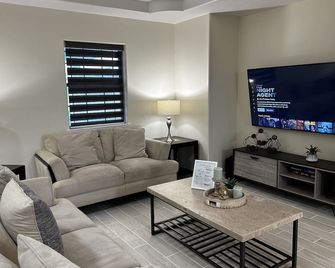 Cozy Family-sized Townhome - Pharr - Living room
