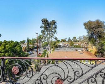 Unique Historic Home with Rooftop Deck in Long Beach - Long Beach