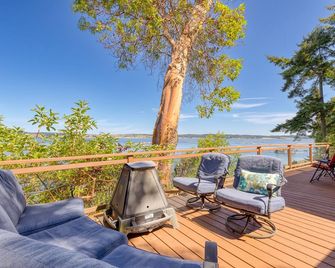 Madrona Beach House by AvantStay Waterfront Home - Coupeville - Balcony