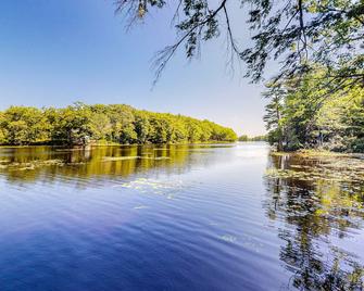 Lakefront Home on Togus Pond with 2 Decks, Great View & Shared Canoe/Firepit - Augusta - Outdoors view