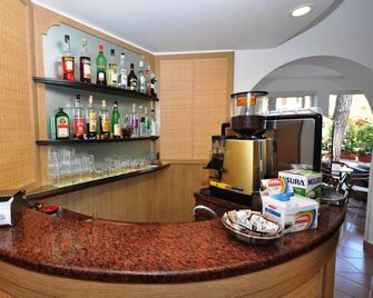 Hotel Azzurra - Marina Di Pietrasanta - Recepción
