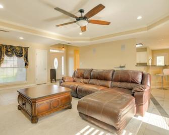 9 Mi to Lake Texoma: Calera Escape w/ Gazebo! - Calera - Living room