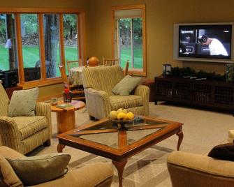 Beautiful 5,000 square foot Home on quiet lake in Alexandria - Alexandria - Living room
