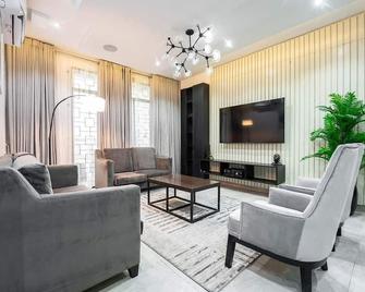 Vic & J Lounge and Hotel - Asaba - Living room