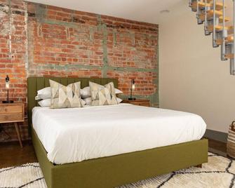 Stylish And New 1 Br Loft Apartment Right Downtown - Roanoke - Bedroom