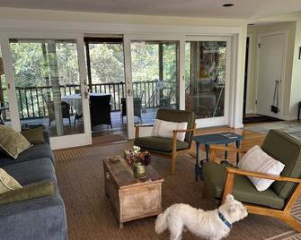 Magical House in the Trees with Water View - Secluded Area - Aquinnah - Sala de estar