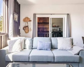 Oaks Loft and Gathering Barn - Hollister - Living room