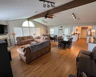 Long Island Cottage-Newly Renovated - Belle Center - Living room