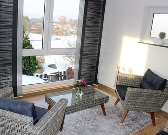 Vacation home Traumblick directly on the lake in Bad Weißenstadt in the Fichtelgebirge. - Weißenstadt - Huiskamer