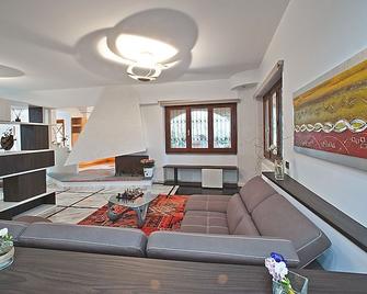 B&b Latosca - Massa - Obývací pokoj