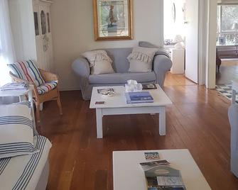 Blairgowrie cottage by the sea, private and tranquil. - Blairgowrie - Living room